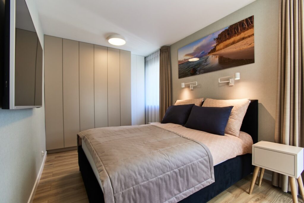 Sypialnia w apartamencie - łóżko kontynentalne